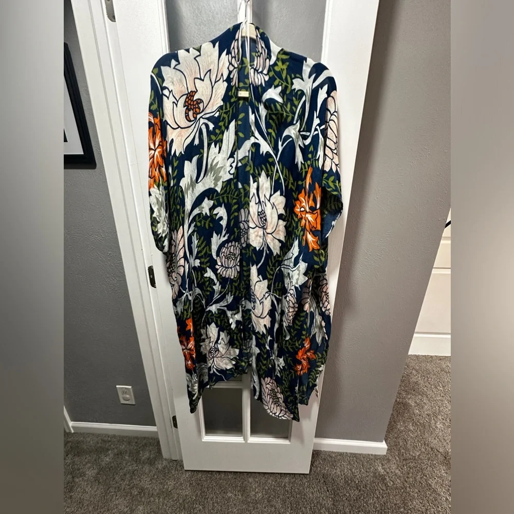 Janice Apparel- Floral and Leaves Kimono - Picture 2 of 8